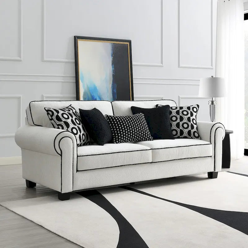 Canapé blanc en chenille avec coussins décoratifs