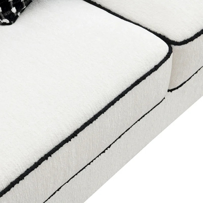 Canapé blanc en chenille avec coussins décoratifs
