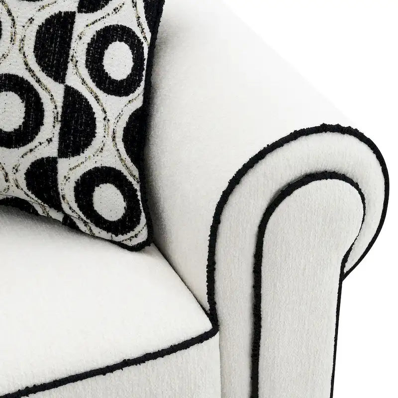 Canapé blanc en chenille avec coussins décoratifs