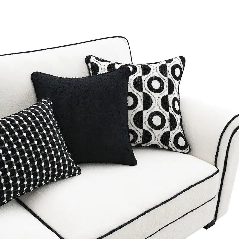 Canapé blanc en chenille avec coussins décoratifs
