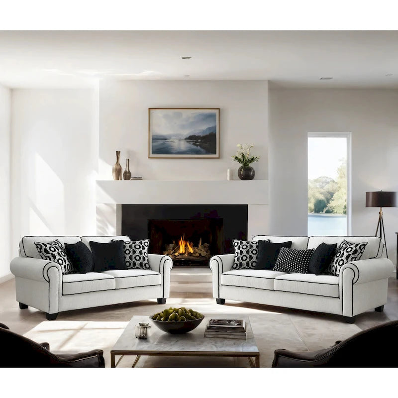 Canapé blanc en chenille avec coussins décoratifs