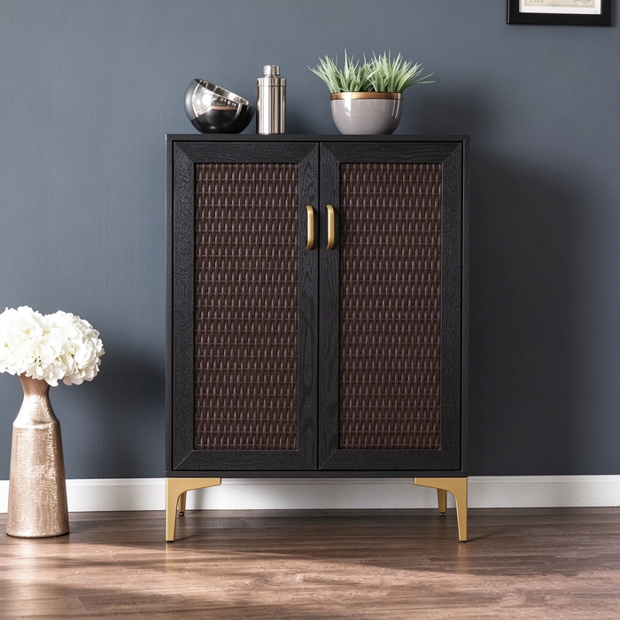 Mueble bar moderno rústico negro y dorado con ratán sintético