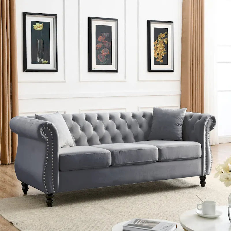 Salon avec un canapé gris