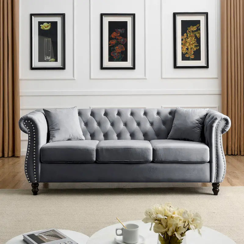 Sala de estar con sofá gris