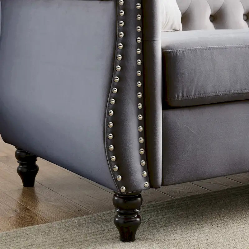 Sala de estar con sofá gris