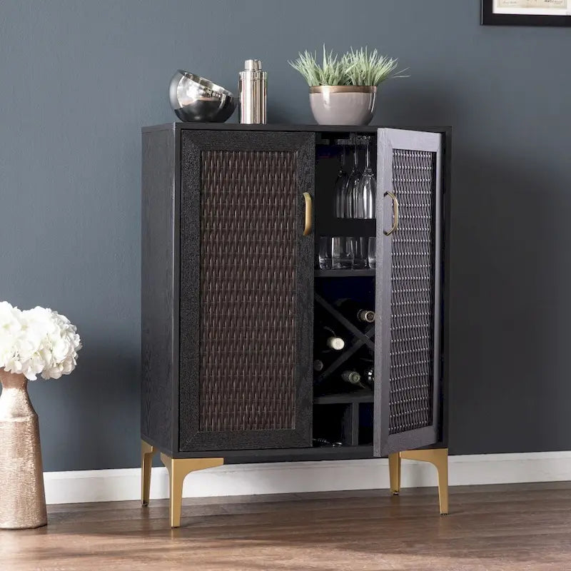 Armoire de bar moderne rustique noire et dorée en faux rotin